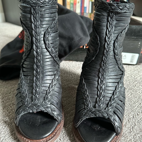 Brand new, Freebird Bela, black multi, size 5 - Picture 5 of 7